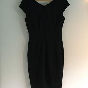 Figursydd svart klänning från HM storlek 36. Mycket fin!