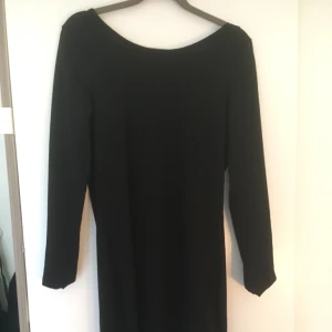  - Svart enkel klänning, tight långärmad 