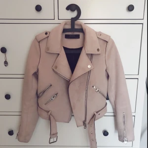  - Ljusrosa ”Mocka” jacka från ZARA. Den är i använt skick och har några fläckar, syns dock inte lika mycket i verkligheten. Ser ut som den ska vara lite ojämn i färgen så fläckarna smälter in! Kan mötas upp men även frakta! 