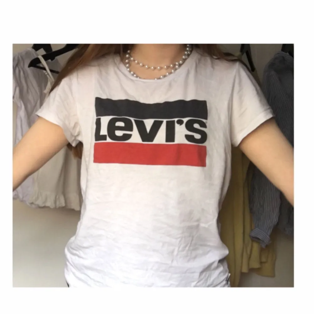 levi’s t-shirt med det vanliga trycket. använd hyfsat mycket men absolut inga skavanker eller missfärgningar. 🌷. T-shirts.