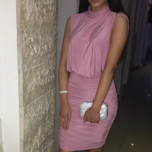  - Använd endast vid tillfället på bilden! Jättefin bodycon klänning i slinky material. 