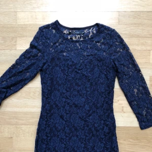  - Jättefin spetsklänning, knappt använd. Mörkblå i färgen