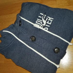  - En fin hollister kofta i storlek S  Inte använd:)