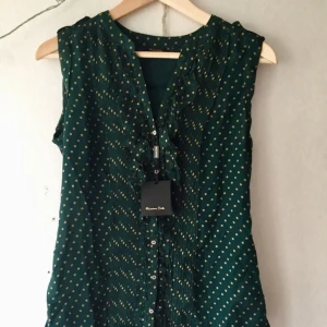  - Fin grön prickig blus med detaljer från Massimo Dutti. Etiketten är kvar. Säljer pga låg användning. (Frakt tillkommer)