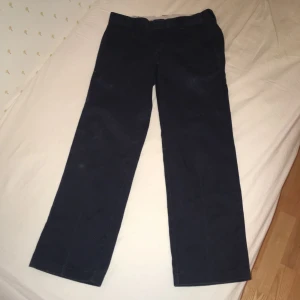 - Mörkblå Dickies i slim straight fit. Köparen betalar frakt Stl. 29/30