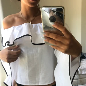  - Riktigt snygg blus, har använt den fåtal gånger därav fint skick. 