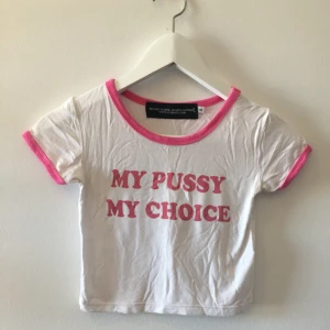  - ”My pussy my choice” croptop från O-mighty. Sparsamt använd. 