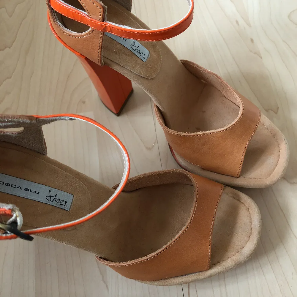 Snygga högklackade skor från Tosca Blu i brunt läder och platåsula i orange. Klackhöjd: 13,5 cm. Knäppning kring vristen. Oanvända, köptes för 1499:- på Nelly. Frakt 29 kr🌿. Skor.