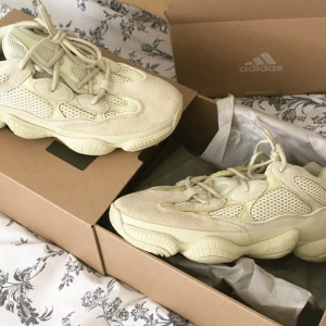  - Oanvända (DSWT) Yeezy 500 Supermoon Yellow i storlek 42. Tags är kvar, endast upptagna ur boxen för bilderna.  Skickas i adidaslådan de kom i, frakt tillkommer i priset. Kan även mötas upp i Uddevalla. Tar bud från 2200kr