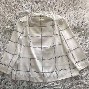  - Snygg sommar-blus, kommer från Lindex och var ganska dyr i inköp (3 eller 4 hundra om jag minns rätt). Blusen har mest hängt i garderoben då jag inte själv tycker att jag passar så bra i vitt. Förhoppningsvis kan någon annan glädjas mer!  