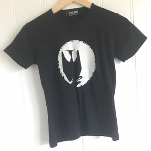  - In Folks We Trust T-shirt i nyskick av högkvalitativ bomull med coolt print som lyser i mörket. Storlek S.