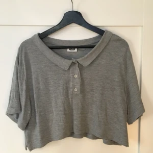  - En grå, over size crop top från weekday. Står XS på lappen men funkar på S och M oxå beroende på hur man vill att den ska sitta👚 Frakt ingår!