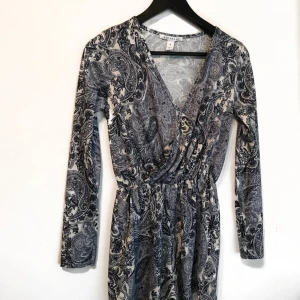  - Jumpsuit i nyskick, resår i midja så passar fler kroppsformer. Superfin! 