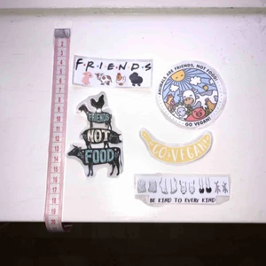  - 🌸 7 st klistermärken med vegan motiv, jättefina att t.ex. sätta på datorn/mobilen, eller på ett block 🌸 20 kr + 9 kr frakt 