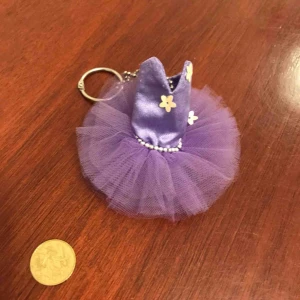  - Nickelring . Med en ballerina . Från dansmuseet. 