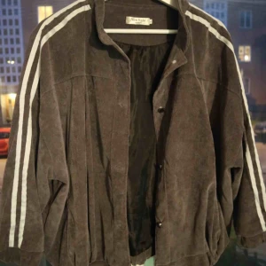  - Tunn jacka i manchesterliknande material fr NEW LIGHT FASHION. Står strl L men för en mer oversized Look skulle jag säga att den passar dig som vanligtvis är en S eller M.   Köparen står för frakt. 