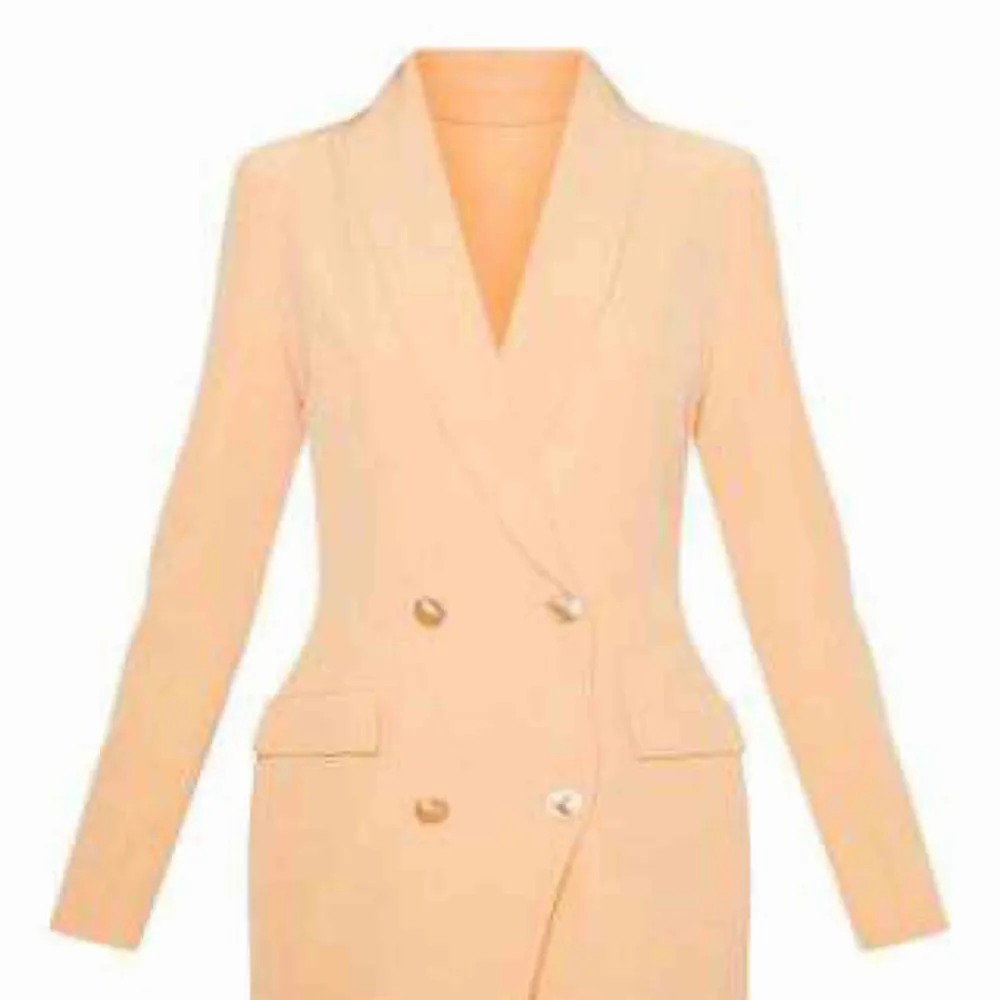 Blazer dress från Prettylittlething Prislapp finns kvar Bra skick Storlek 38 Frakt: 79kr. Klänningar.