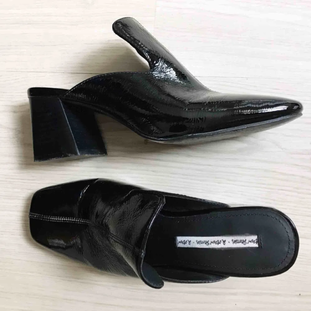 SÅ SNYGGA loafers från Other Stories. 🌟 Patent leather med lackeffekt. Snygg block-klack. Supersköna att gå i! Endast använda 2 gånger! Nypris 790kr!!!. Skor.