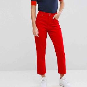 Röda jeans från Monki Modell: Taiki Storlek 26 Sparsamt använda! Nypris 400kr  Köparen betalar frakt