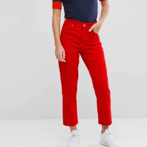  - Röda jeans från Monki Modell: Taiki Storlek 26 Sparsamt använda! Nypris 400kr  Köparen betalar frakt