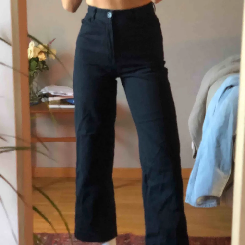 Svarta monki-jeans i jättebra skick! . Jeans & Byxor.