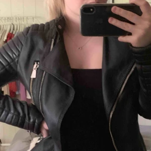  - Svart skinnjacka från Chiquelle, bra kvalité och skick 