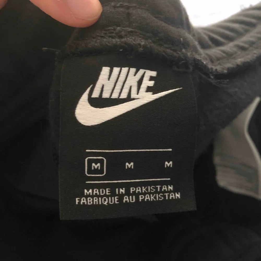 Mjukisbyxor från Nike. Bra skick och väldigt sköna. Hör av er vid frågor, köparen står för frakten:) (herrmodell). Jeans & Byxor.