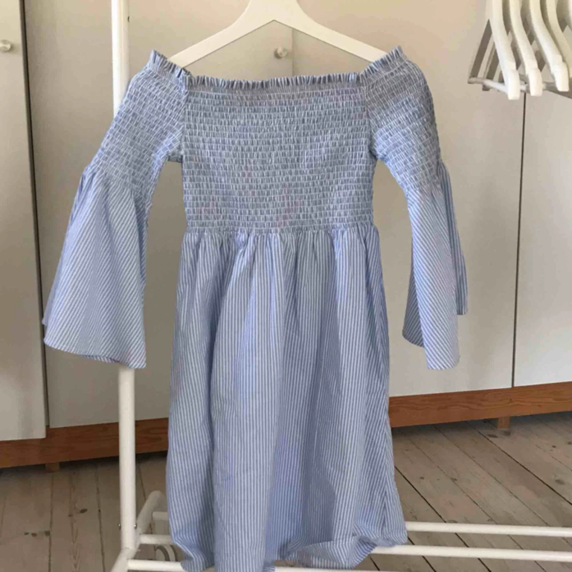 Off-shoulder klänning - 90