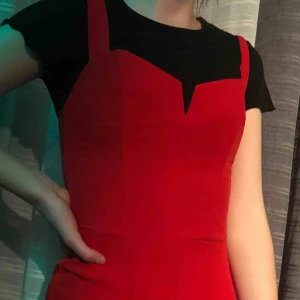  - Jumpsuit, väldigt snygg och tajt i midjan! Dragkedjan kan vara lite taskig (på ryggen) men därför billigt pris