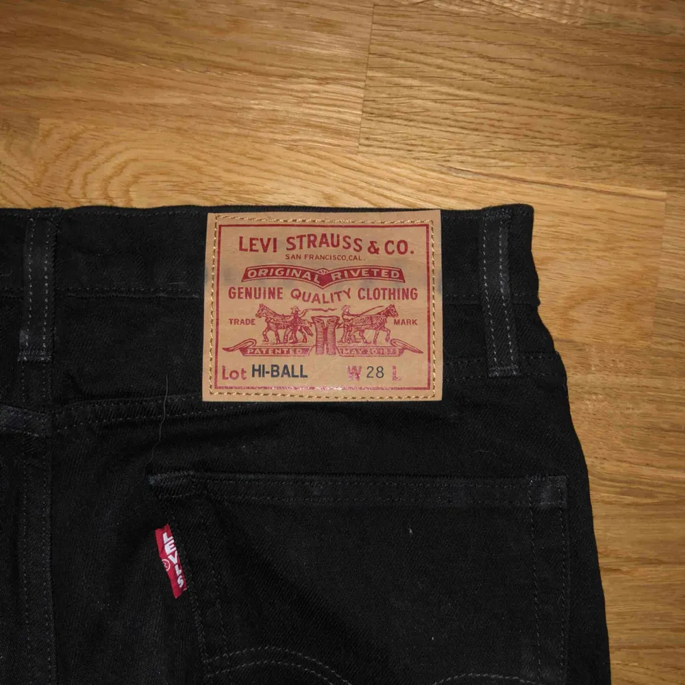 LEVIS HI-BALL JEANS (svart) Skick: 10/10 använda typ 1 gång Köparen står för frakt. Jeans & Byxor.