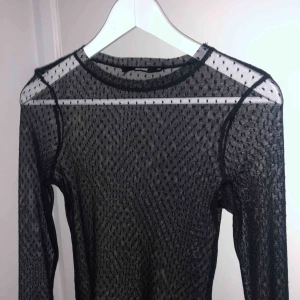  - Prickig långärmad genomskinlig från BikBok i storlek XS, passar bra under en t-shirt eller med brallette/linne
