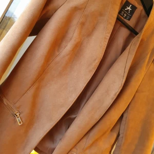  - Fejk mocka jacka, i exemplariskt skick. Kan användas både som jacka & kavaj. 