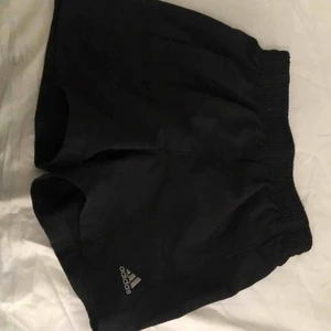  - Perfekta tränings shorts från adidas storlek S
