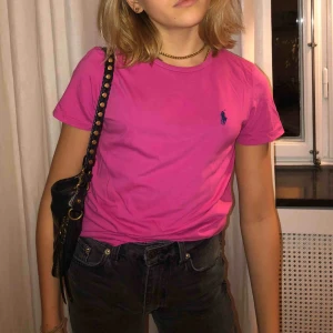  - Säljer en supersnygg Ralph lauren t-shirt för 300 plus frakt! Passar till allt och är väldigt snygg, bara det att den inte används. 