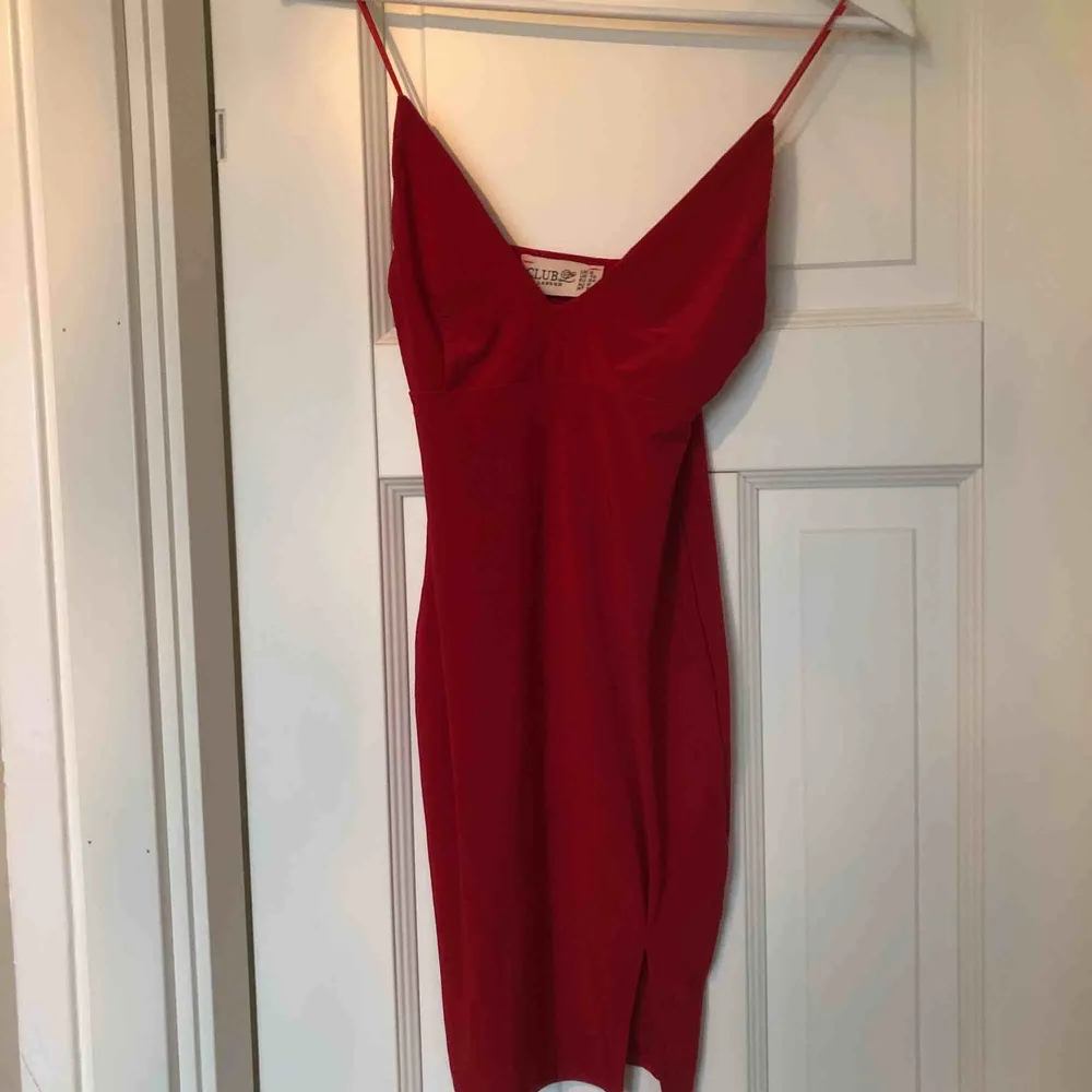 Fin tajt klänning i röd, storlek xs. Hade velat ha men för kort, är 175cm. Klänningar.