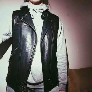  - Riktigt rivig skinnväst. Passar till klänning, blus, hoodies - ja allt! Svart och i superfint skick. 🐅🖤