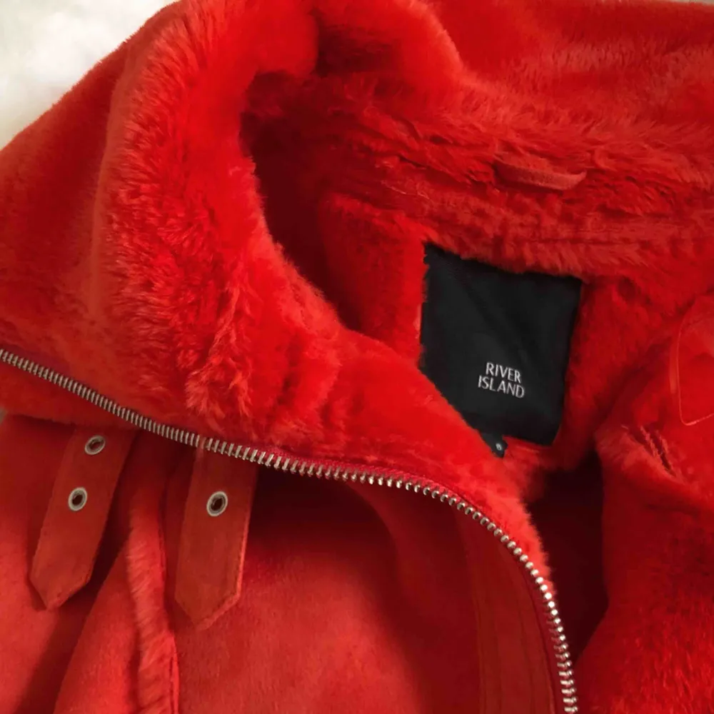 Helt oanvänd röd Faux suede shearling aviator jacket, med faux päls på hela insidan. Hög kvalitet, utsida och insida är len. Jackan är varm funkar för både höst och vinter. Passar 34 och 36. Nypris 1150kr.  . Jackor.