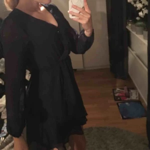  - Jätte fin klänning från Nelly som har lite genomskinliga ärmar som e lite puffiga! Har just nu är säkerhets nål i fram som man får med. Men det är bara att ta bort. Super fin känning i bra längd. Inte använd mycket så näst intill nyskick. 