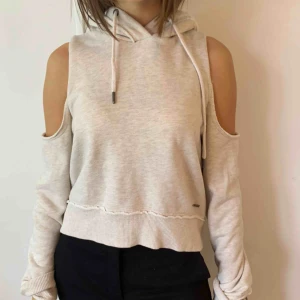  - Supermjuk sweatshirt med hål på axlarna. Sälja pga att jag inte använder den längre. Köpare står för frakt:)