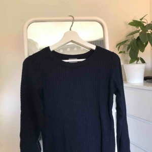  - 💕Mörkblå, mönstrad tröja från VERO MODA. Knappt använd. 💕