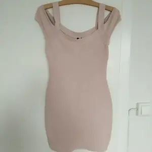 Guess klänning i beige rosa färg strl M, passar mig bra som har strl S. Den är i lite tjockare material och känns rätt tung att hålla i. Köpt i USA för ett par år sedan och knappt kommit till användning. 