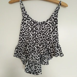  - Jättefint linne med kors i ryggen använd en gång. Den är kortare fram och längre bak i strl M men passar mig som har S vanligtvis, beroende hur man vill att den ska sitta. Köpte den för ett par månader sen i en surfbutik i Costa Rica. Nypris 40$  