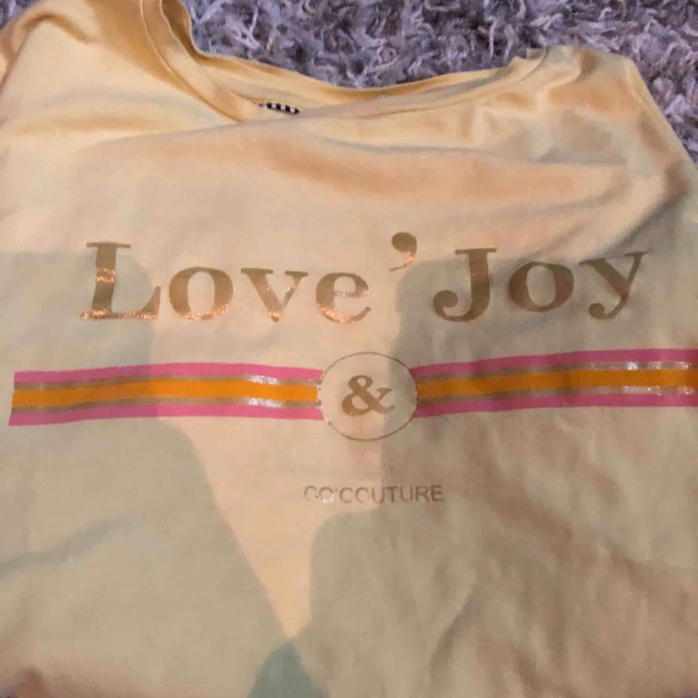 Gul tröja från love'joy   Storlek står inte men skulle tro att det är S  Köpt för ca 500kr  Skik: Så gott som nytt. T-shirts.