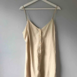  - Jättesöt sommarklänning, använd fåtal gånger så fortfarande i bra skick! Köparen står för frakt och kan även mötas upp inne i Stockholm🌻