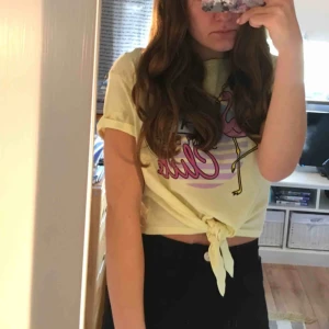  - Oanvänd gul somrig t-shirt, assnyggt till vita eller svarta shorts! 