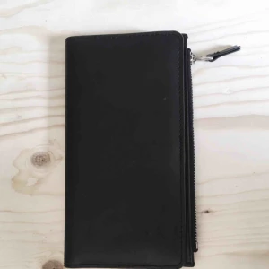  - ▪️Plånbok från Monki i fint skick. ▪️Finns lite märken och spricka i ett hörn ▪️10x19 cm