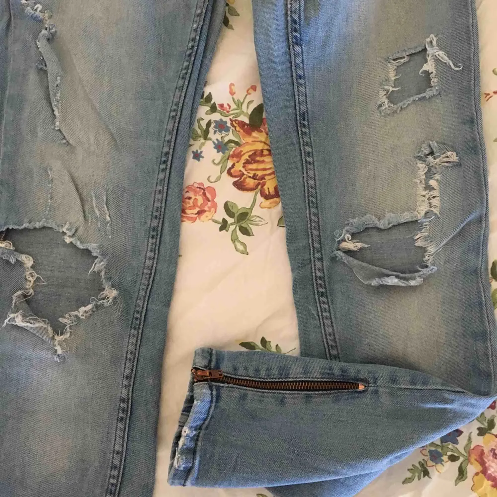 Slitna Kristen jeans från GINA TRICOT i strl W28/L30 i fint skick. Säljer då de inte kommer till användning, frakt tillkommer.. Jeans & Byxor.