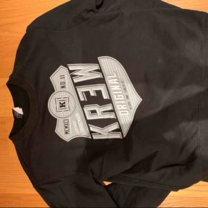  - Köpt på second hand i London och storlek står ej men skulle gissa på M ungefär 😊 kan mötas i Stockholm eller frakta 