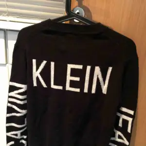 Jättefin stickad tröja från Calvin Klein, endast använd ett fåtal gånger. Köpt för 1100kr. Köpare står för frakt ☺️