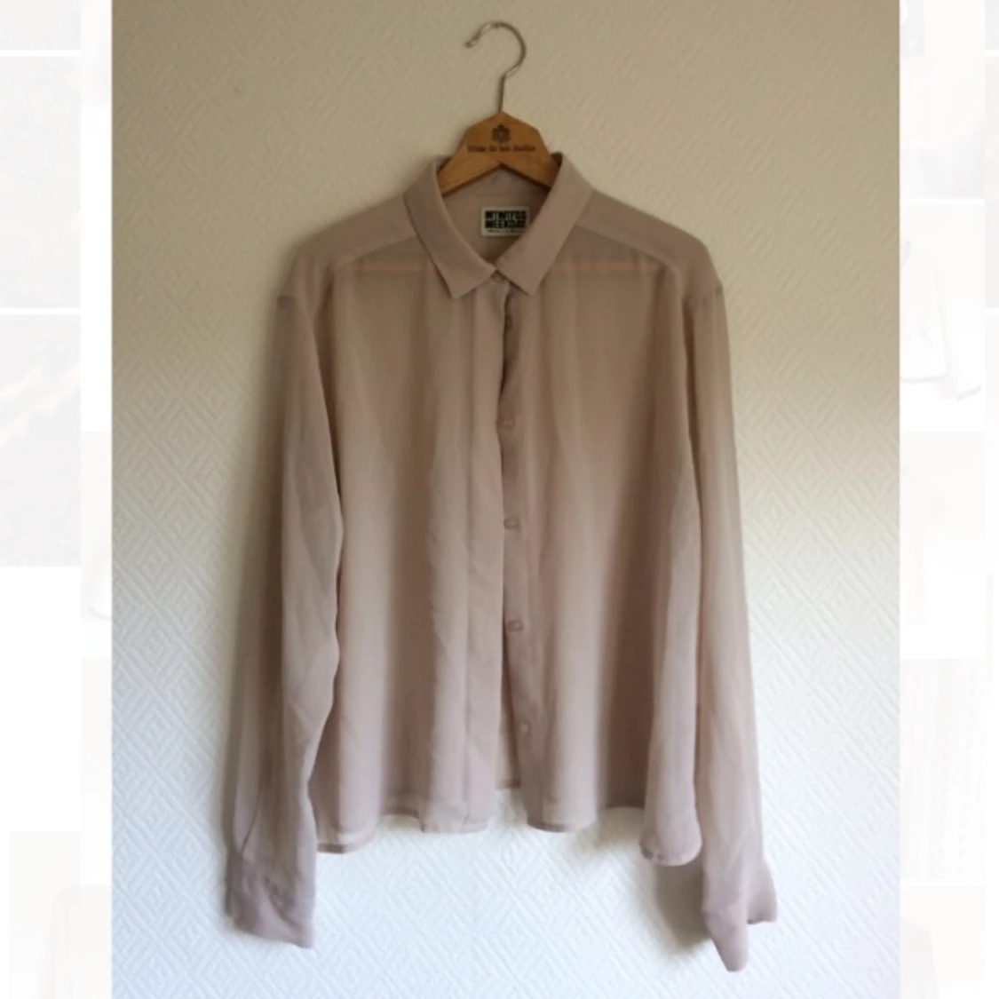 Transparent beige skjorta från weekday.
